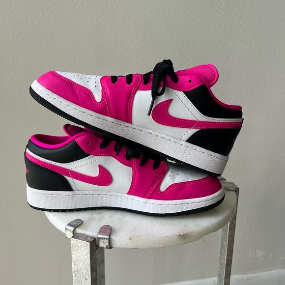 Nike Jordan 1 Low in Fierce Pink Black White GS Sneakers size 7y/W8.5/eur40 - Picture 1 of 8